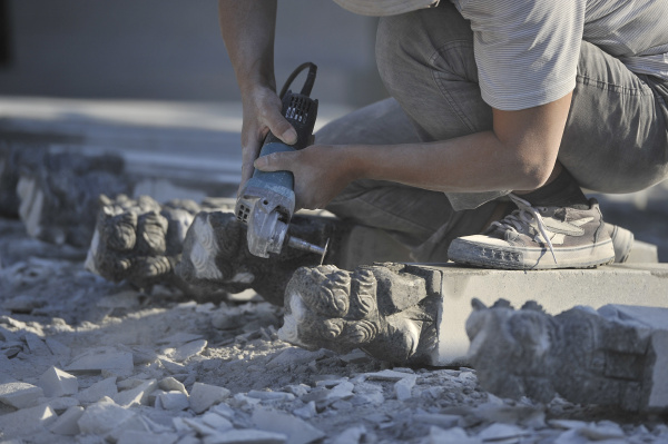 这些石雕工人在粉尘中用双手雕刻风景