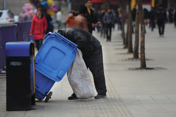 流浪汉寄居桥下15年
