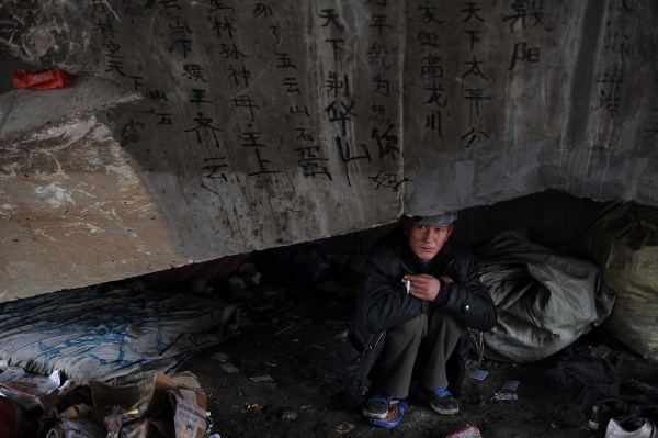 流浪汉寄居桥下15年