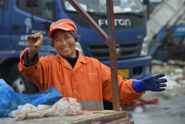 菜市场捡菜的老人