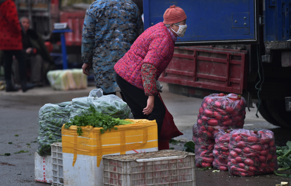 菜市场捡菜的老人