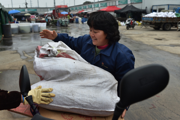 菜市场捡菜的老人