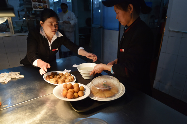 年夜饭酒店厨房像打仗,厨师20年没回家过除夕