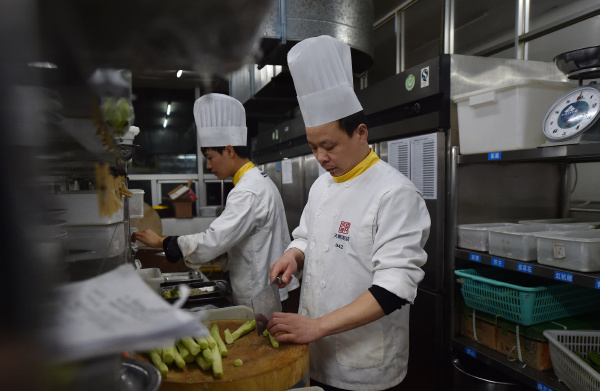 年夜饭酒店厨房像打仗,厨师20年没回家过除夕