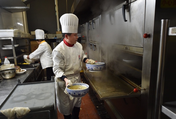 年夜饭酒店厨房像打仗,厨师20年没回家过除夕