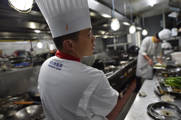 年夜饭酒店厨房像打仗,厨师20年没回家过除夕