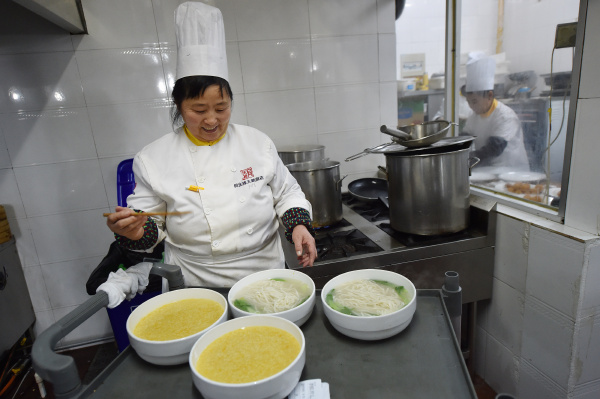 年夜饭酒店厨房像打仗,厨师20年没回家过除夕