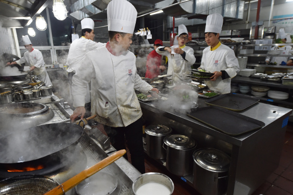 年夜饭酒店厨房像打仗,厨师20年没回家过除夕