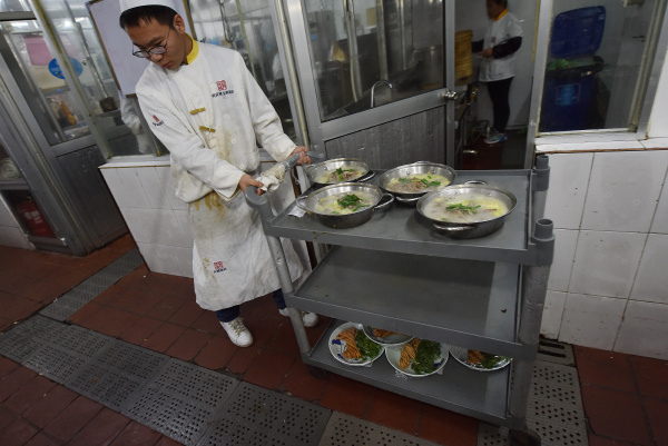 年夜饭酒店厨房像打仗,厨师20年没回家过除夕