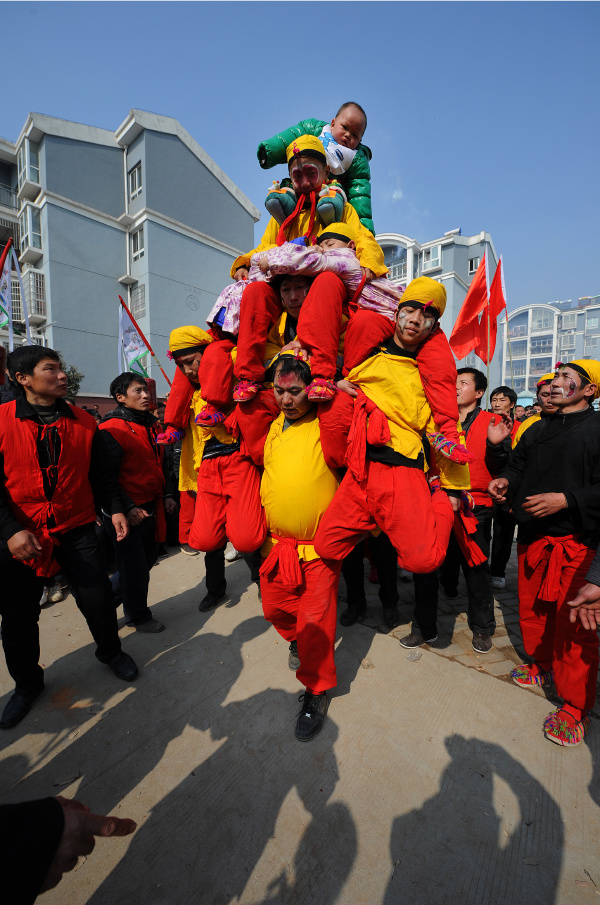 回乡民工春节玩叠罗汉肩扛七人绕两圈气不喘