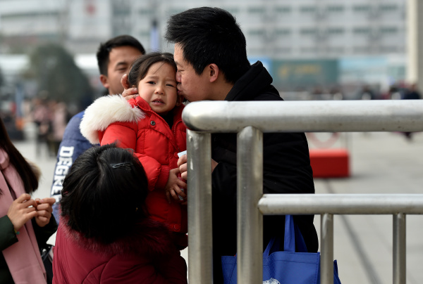 民工火车站送别妻子场面让人心碎