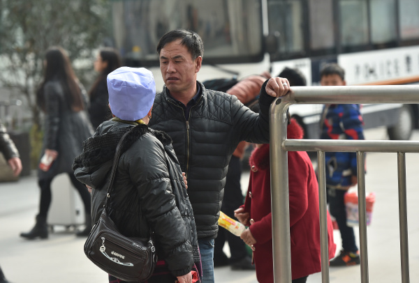 新年总是那么短暂,在春节几天团聚之后,外出打工的人们又开始踏上行程