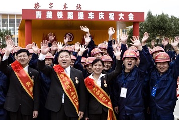 2006年7月1日，格尔木火车站广场，建设者欢庆青藏铁路通车。