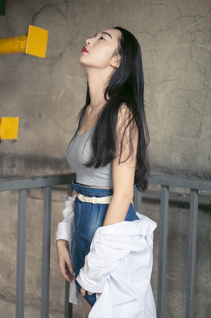 抬头<br />
让灵魂从眼睛溜走<br />
你触碰不到我<br />
你看不见我<br />
你是嗅到我灵魂的人<br />
