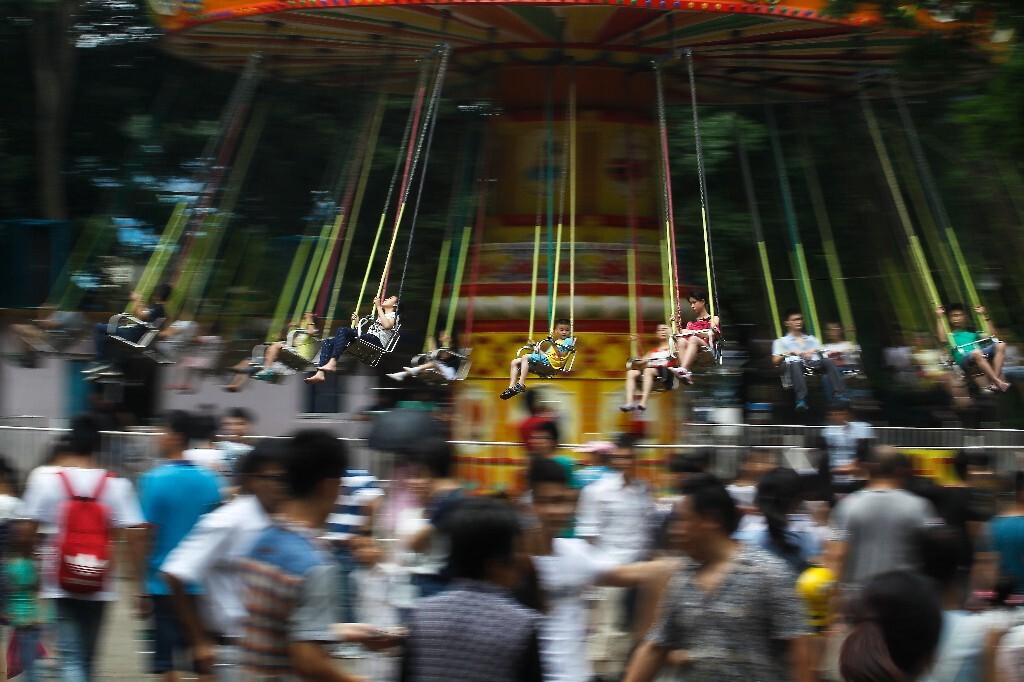 众乐乐 6月20日,湖南烈士公园,游客正在旋转飞椅上飞驰。端午长假第一天更多的市民选择在公园里度过。