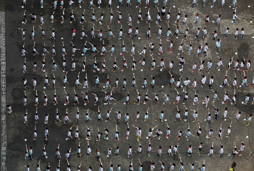 2015年6月15日,长沙,正在做课间操的小学生。