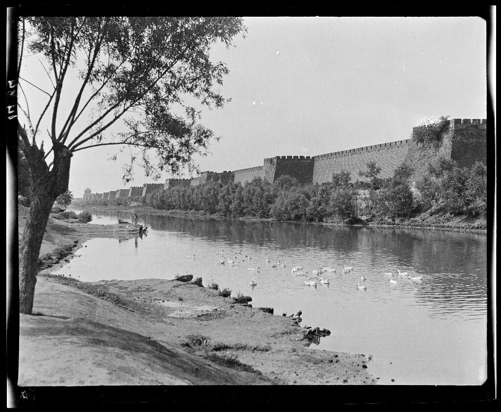 护城河、城墙和鸭子<br />
<br />
The dreamed-of city contained him as a young man; he arrives at Isidora in his old age. In the square there is the wall where the old men sit and watch the young go by; he is seated in a row with them. Desires are already memories.<br />
<br />
在梦中的城市里,他正值青春,而到达依西多拉城时,他已年老。广场上有一堵墙,老人们倚坐在那里看着过往的年轻人,他和这些老人并坐在一起,当初的欲望已是记忆。<br />
<br />
——卡尔维诺/看不见的城市