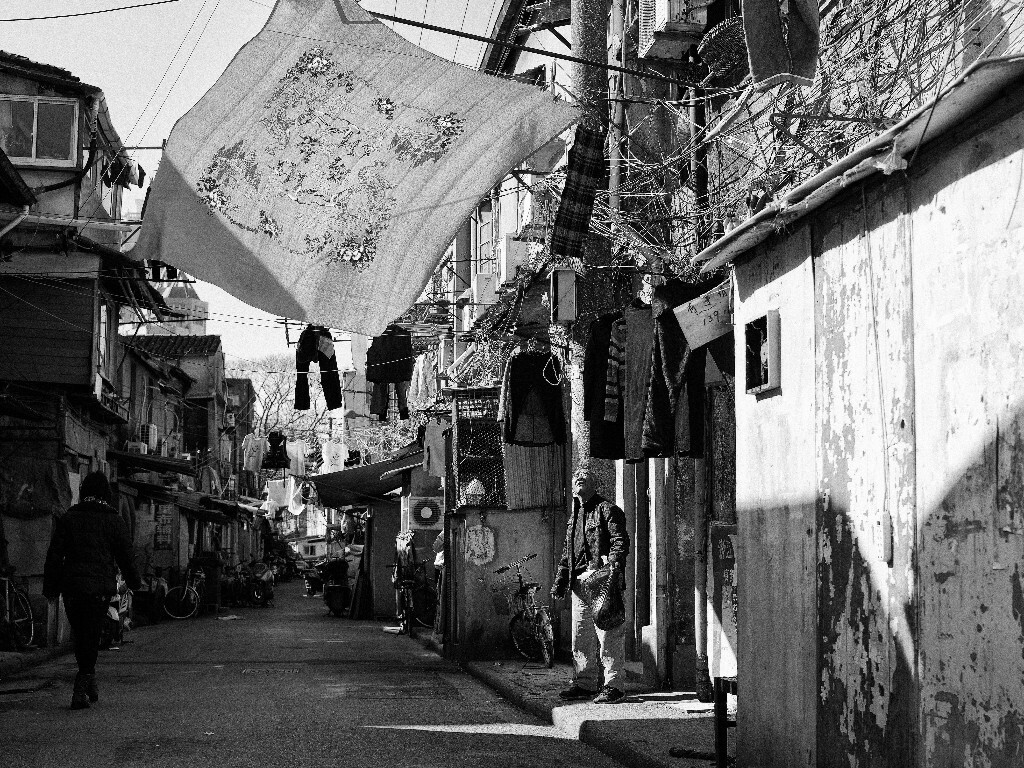 2016年2月10日，大年初三，在董家渡弄堂内，太阳暖洋洋、床单空中飘……