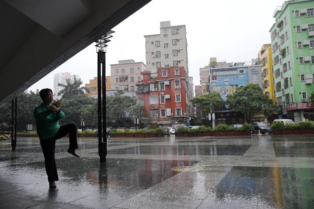 专注练习、雨中不一样的金鸡独立……