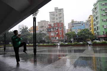 雨中金鸡独立