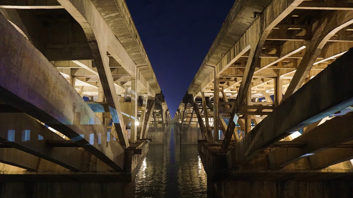 拍摄时间:2015年11月 拍摄背景:清远北江大桥,又名姐妹桥,两桥设计