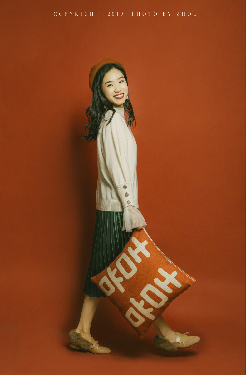 绛红雪白的花瓣