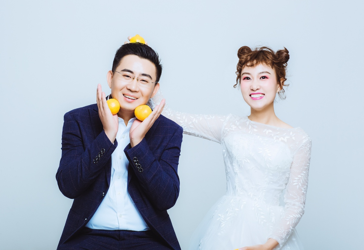 绛红雪白的花瓣