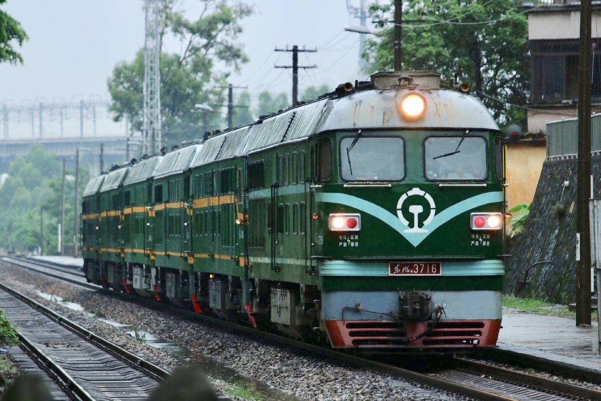 回送广铁龙段武警5台3716 7364 7558 7580 9094 7584