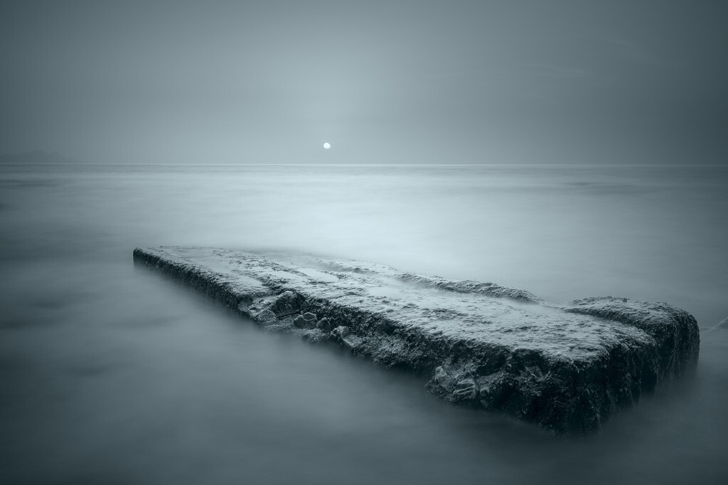世间变化莫测，谁主沉浮。。。<br />
拍摄于日落前潮位渐退，海底混凝土构件浮出水面，采用10档减光镜+三档软渐变，拍摄时没有漂亮的晚霞，而且天际线上方有雾霾，索性转为黑白，再使用LAB曲线调成偏冷调子，一沉一浮的对比，配合低沉的色调，体现出沧桑感与神秘感。
