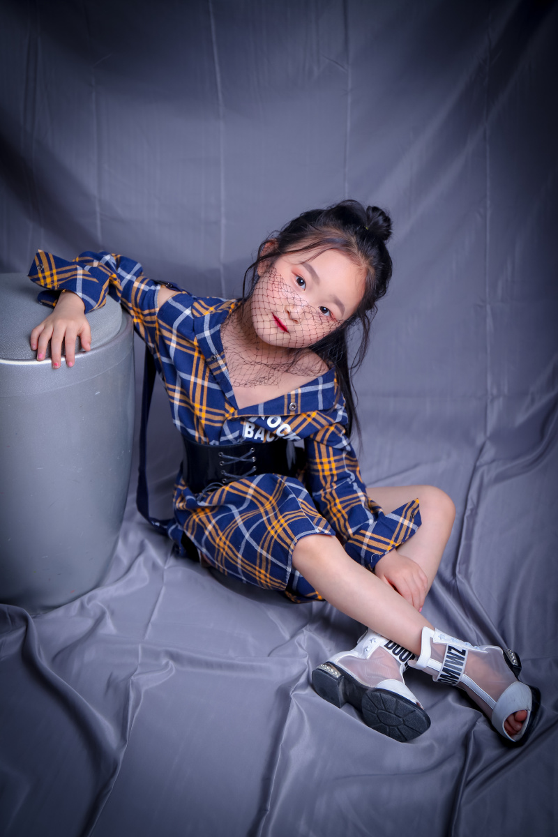 古灵精怪小姑娘