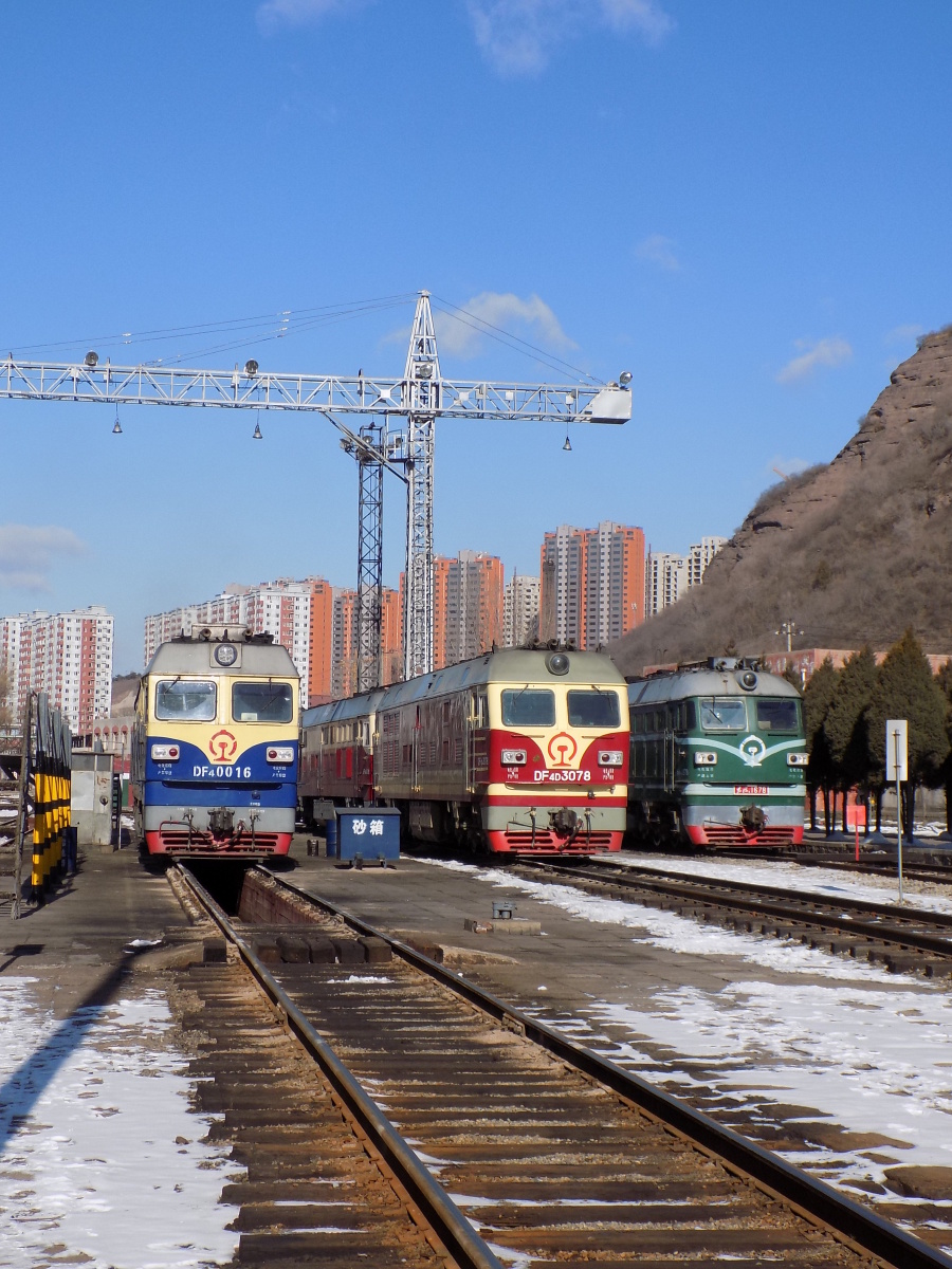京承线称得上是京局最后一片df4系列的净土了,承德机务段内并排停放着