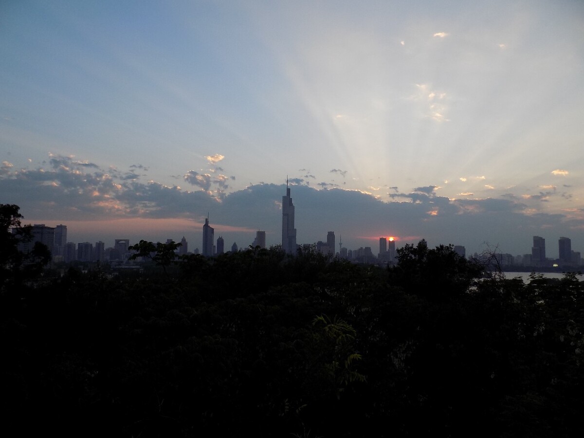 几乎是按下快门的瞬间，太阳消失在云层中。