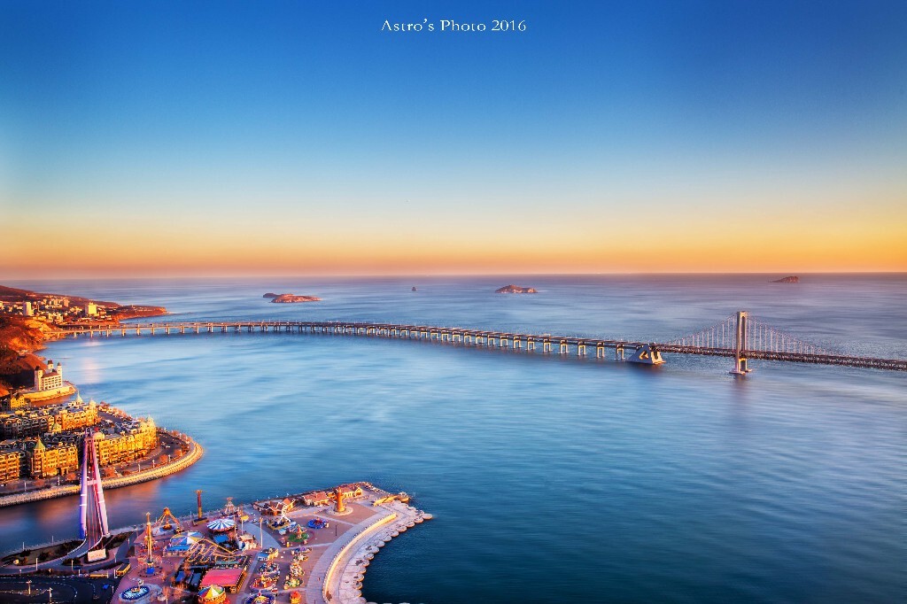 《星海湾大桥落日》东北地区最长的跨海大桥，东起金沙滩，跨过星海湾，登陆于高新园区。<br />
