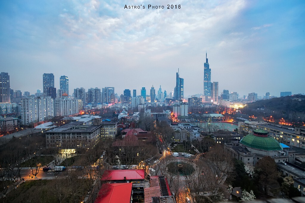 去牌区看坩埚二神拍延时，锅神带我拍了这一张。煜神刚刚在我宿舍给我又纠正了色彩，然后我送给他一盒003作为感激。