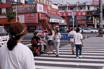 400557
