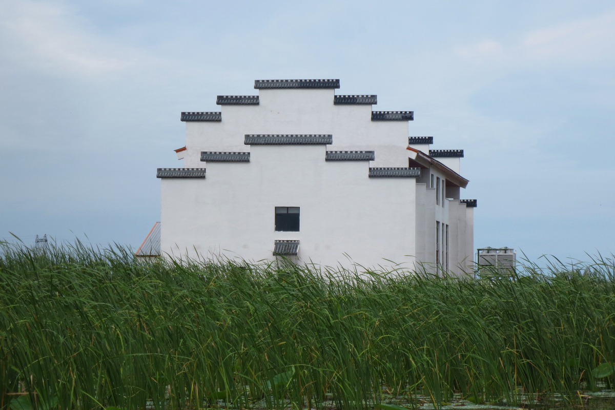 黑鱼湖坐船时看到的一栋孤楼,不知道还有没有人住了,只是觉得很美