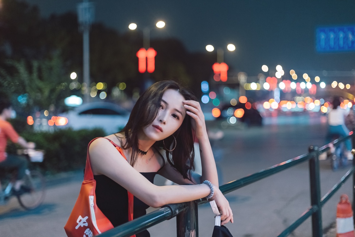 凌晨的街景,谋生在城市里,每天,上下班,我都会经过街道,经过那些一成