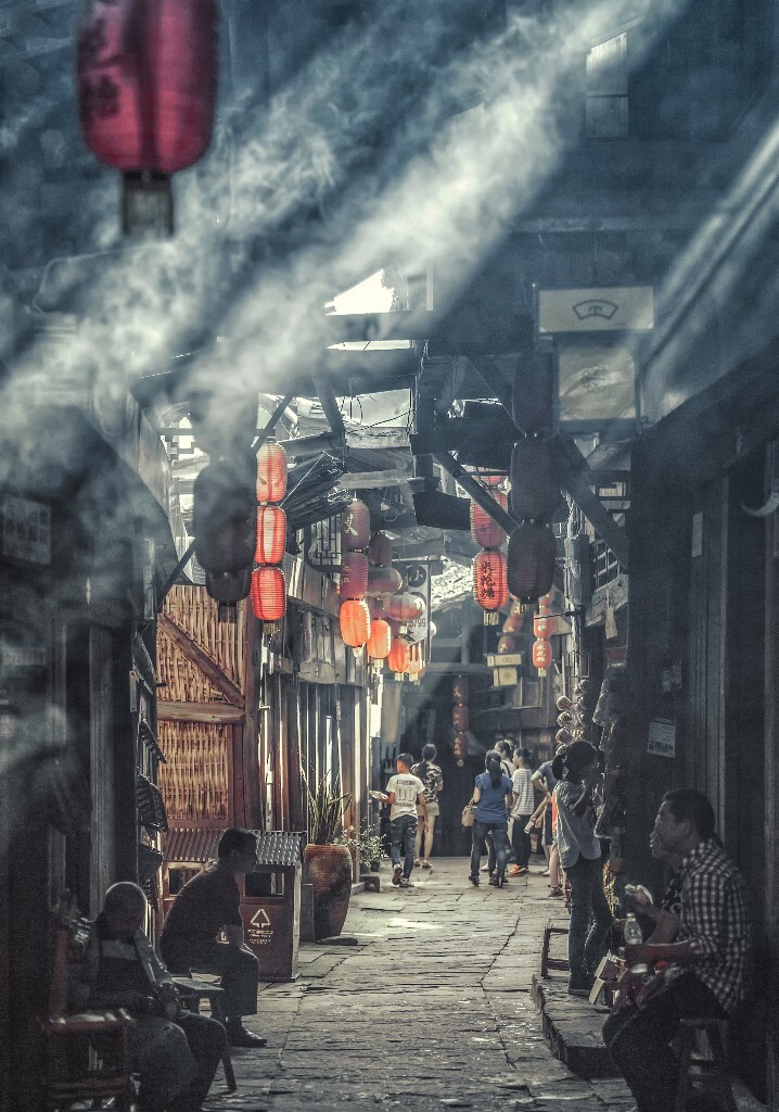 正午时分，从逢隙中洒漏的阳光与冉冉的炊烟交织在一起，更显小镇生生不息。