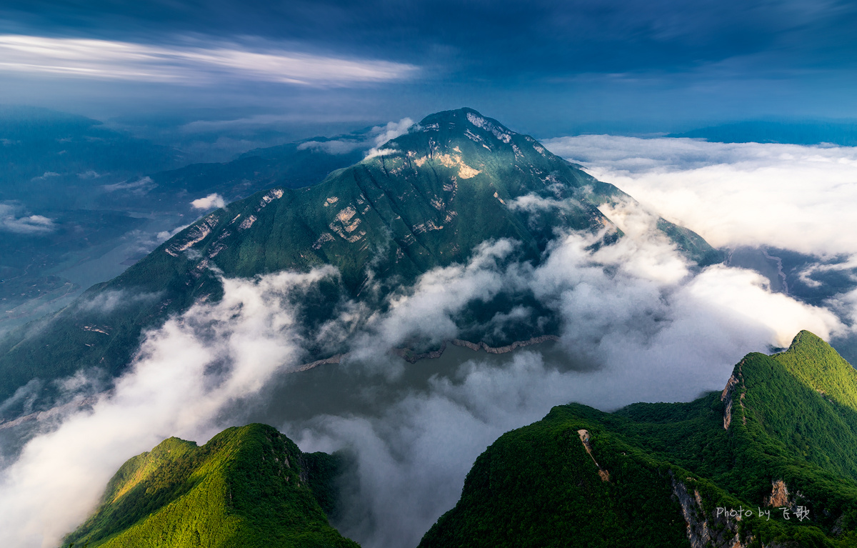 重庆奉节瞿塘峡清晨云雾缭绕一幅青山绿水画卷