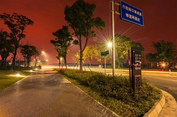 行经路口请减速