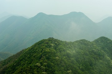 连绵的青山百里长，郎在岗上等红妆，呀喂......