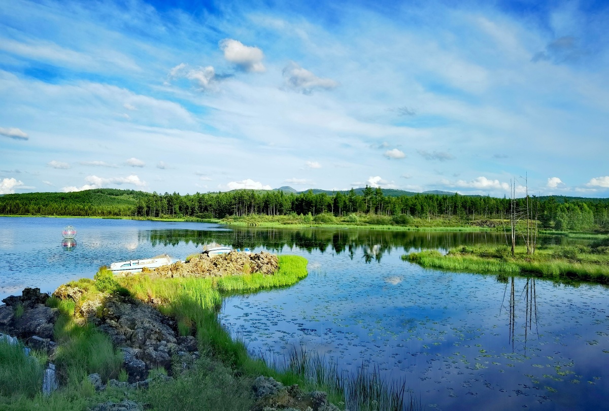 阿尔山杜鹃湖风光