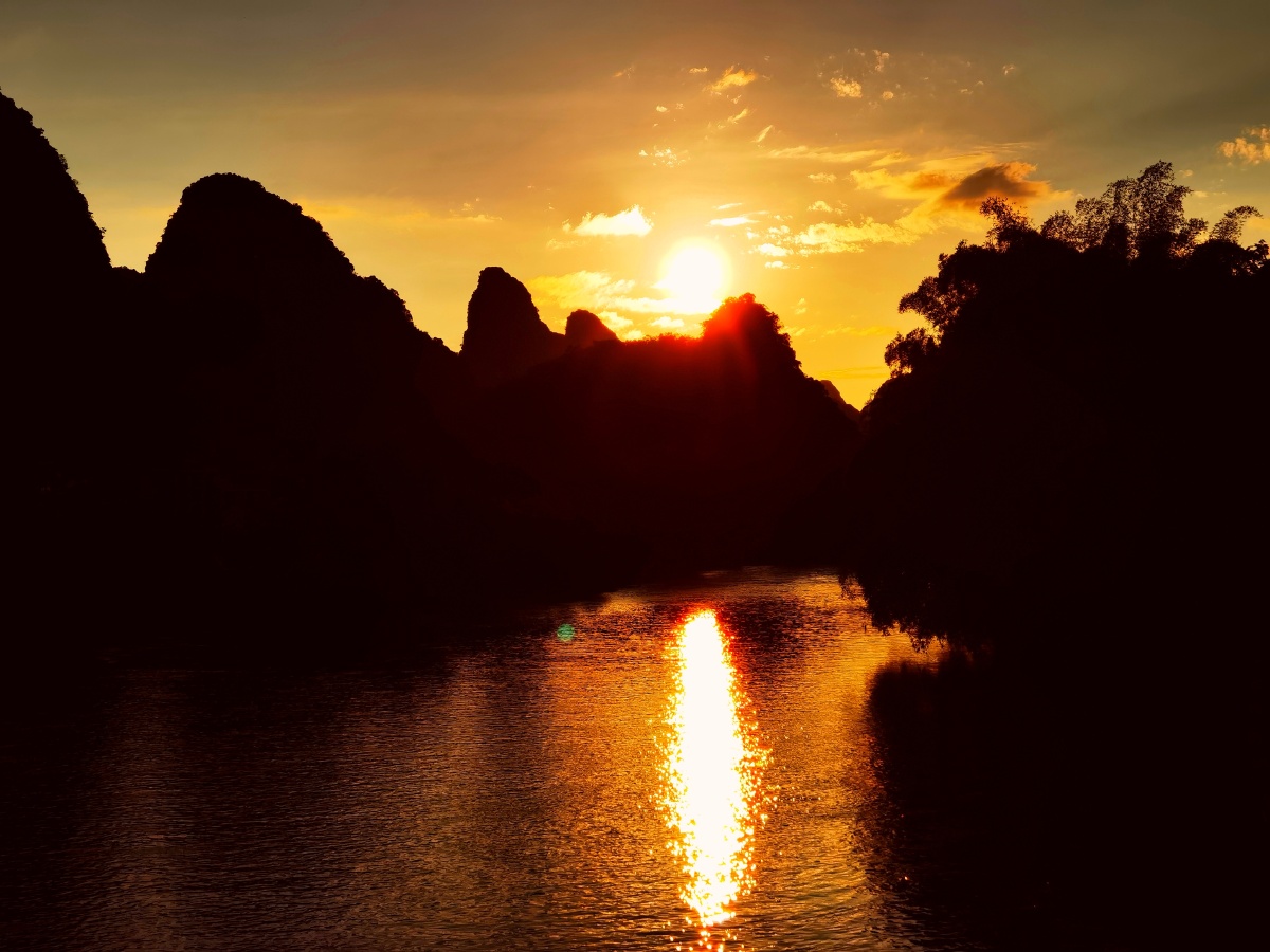 红日渐退,一抹金色倏然落入水中,水光接天,好美!