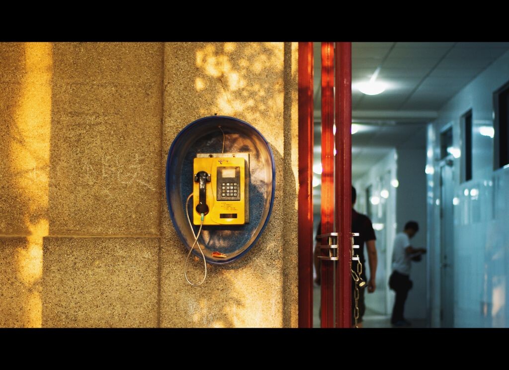 电话外的“不能走”<br />
也许是某个打电话的朋友写在墙上的，当时的他又是怎样的心情？是否和现在的我一样。