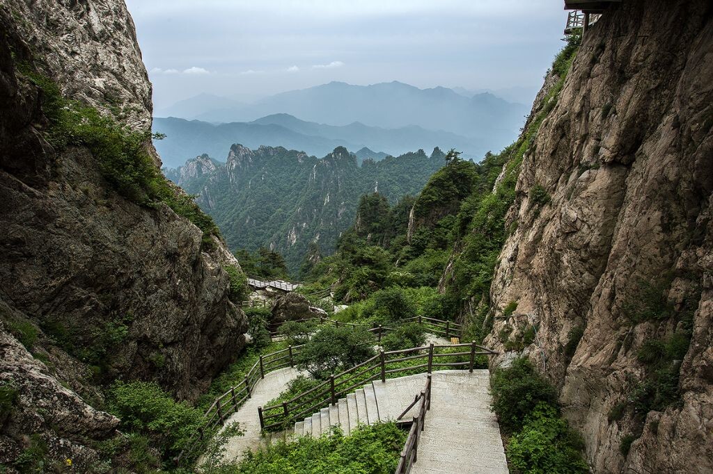 洛阳栾川老君山，相传老子曾在此山归隐修炼。