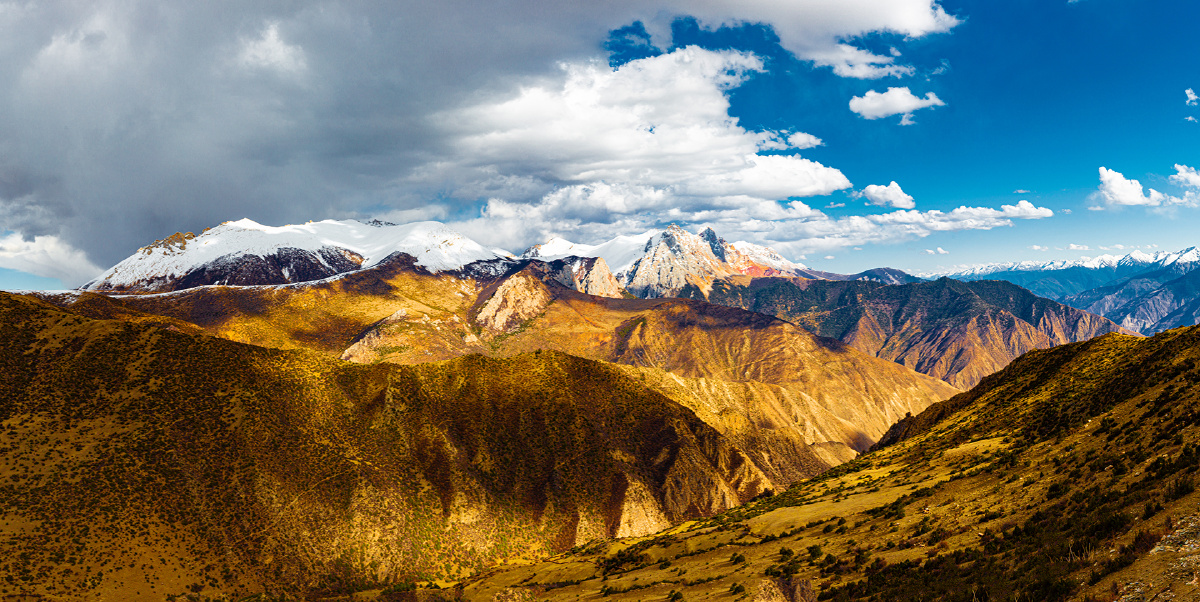东达山海拔5130米日照金山