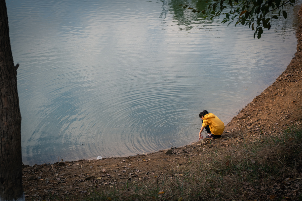 抓鱼的小女孩-组图