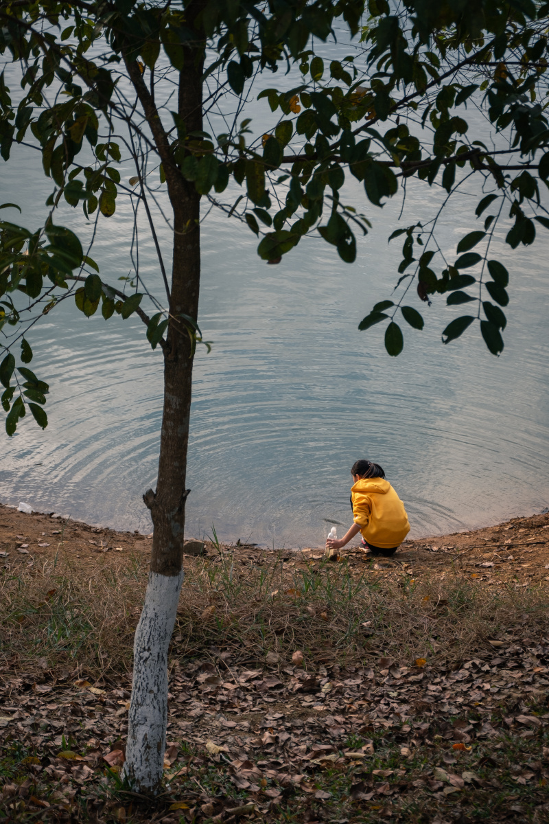 抓鱼的小女孩-组图