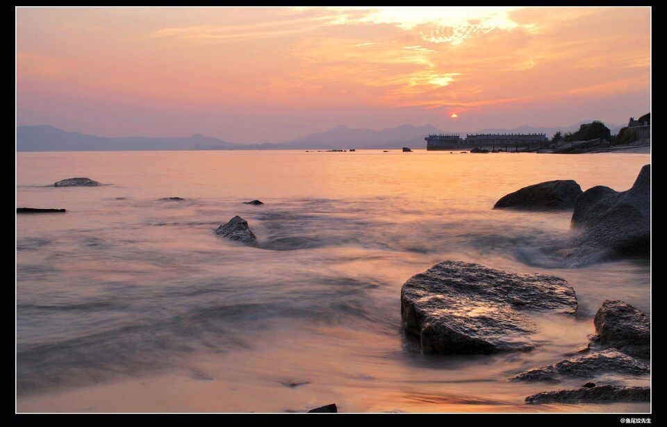 日落大亚湾<br />
魅力大亚湾畔,细浪共落霞一色.