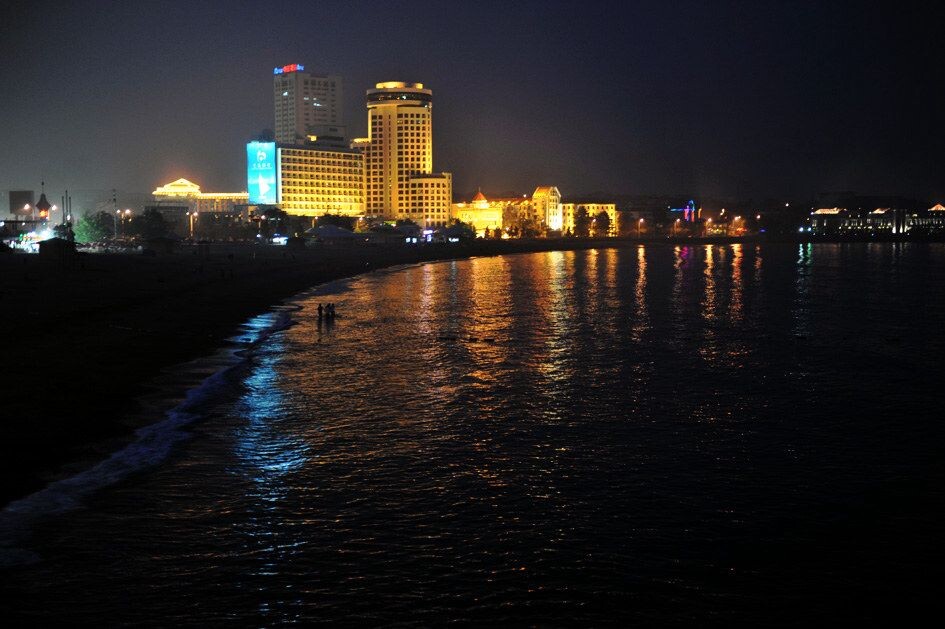 夜幕下的汇泉湾<br />
